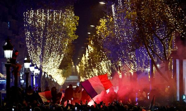 Torcedores lotam a tradicional avenida Champs-Elysées(Imagem:Reuters/Gonzalo Fuentes/Direitos Reservados)