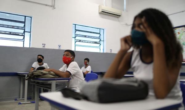 Pedagoga aconselha pais na retomada dos estudos(Imagem:Reuters/Pilar Olivares/Direitos Reservados)