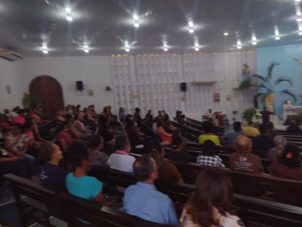 Comunidade se reúne na Igreja Matriz de Nossa Senhora das Graças para celebrar o padroeiro dos animais e da natureza(Imagem:FlorianoNews )