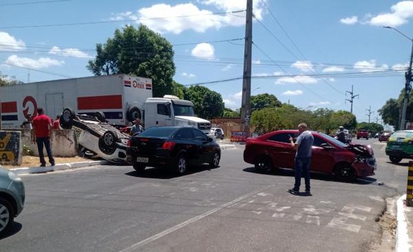 Táxi capota em acidente na zona Sul de Teresina(Imagem:Reprodução)