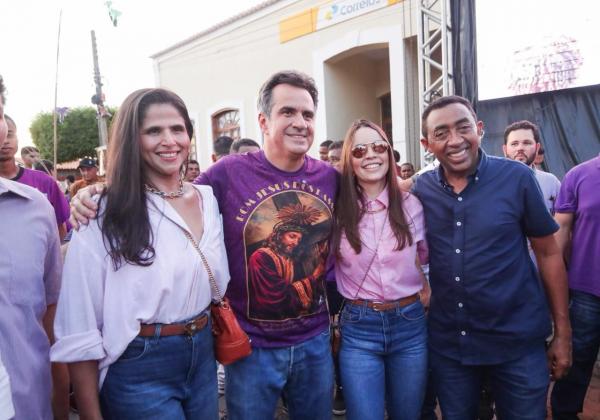 Ciro e Joel s&atilde;o cumprimentados pela popula&ccedil;&atilde;o durante a Prociss&atilde;o do Bom Jesus dos Passos em Oeiras.(Imagem:Ascom)