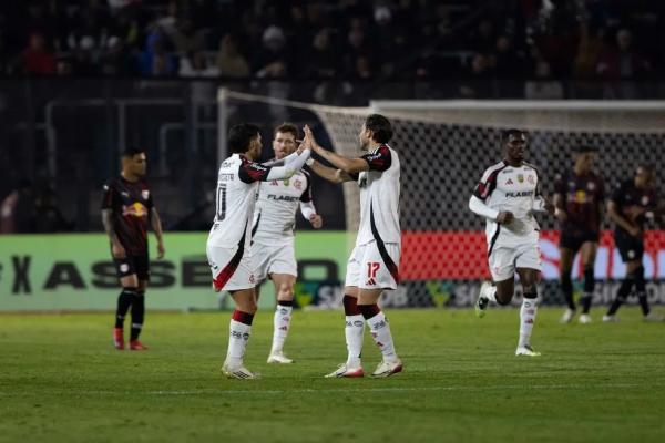 Arrascaeta e Viña em Bragantino x Flamengo.(Imagem: Joisel Amaral/AGIF)