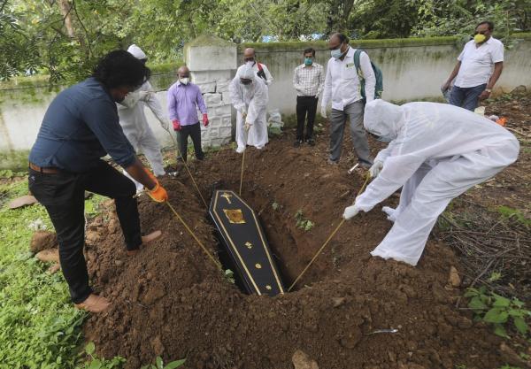 Enterro de homem que morreu vítima de Covid-19.(Imagem:Rafiq Maqbool/AP)