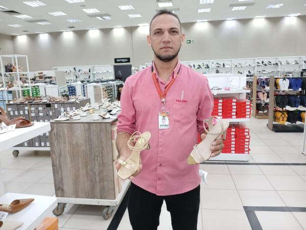 Wagner, chefe do setor de cal&ccedil;ados do Armaz&eacute;m Para&iacute;ba.(Imagem:FlorianoNews)