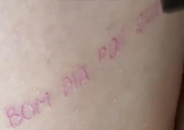 Laura Fernandez tatua meme na pele.(Imagem: Reprodução / Instagram)