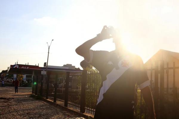 Homem bebe água debaixo de sol forte no Centro de Teresina-Piauí.(Imagem:Pedro Lima/g1)