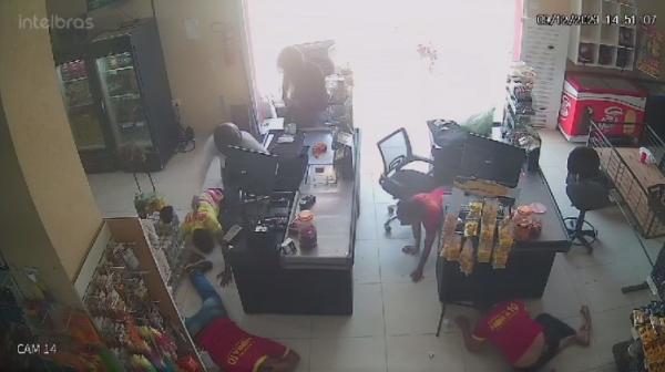 Assalto a comércio em Floriano é registrado por câmeras de segurança.(Imagem:Reprodução)