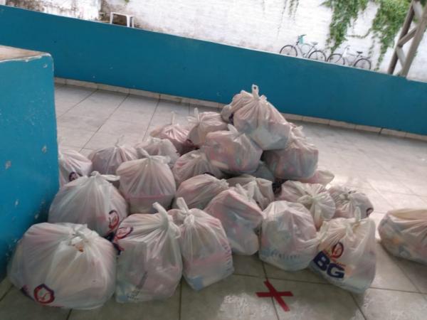 Projeto Amarelinho e TV Tropical fazem doações de cestas básicas a artistas de Floriano e Barão de Grajaú.(Imagem:FlorianoNews)