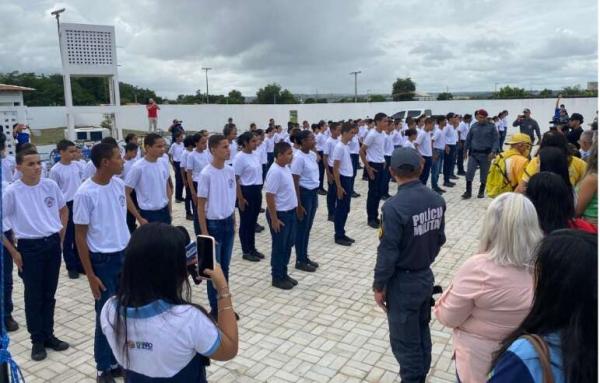 Col&eacute;gio Militar Tiradentes realiza entrega de fardamento e marca novo come&ccedil;o em Bar&atilde;o de Graja&uacute;(Imagem:Divulga&ccedil;&atilde;o)