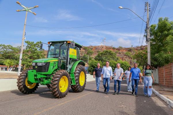 Prefeito agradece a Ciro Nogueira ao entregar obra com imagem de Jesus Cristo (Imagem:Ascom)