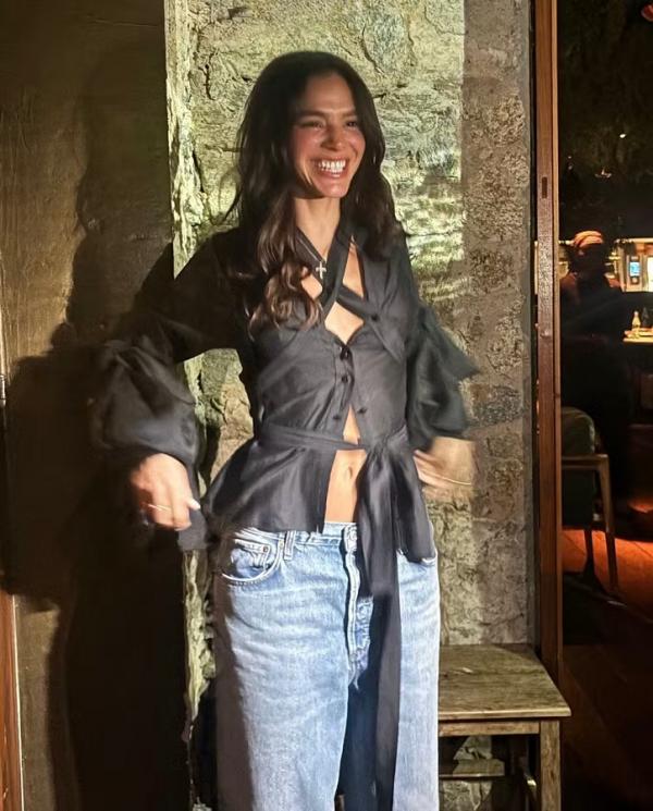 Bruna Marquezine aposta em camisa com recortes para celebrar aniversário no Rio de Janeiro.(Imagem:Reprodução/Instagram)