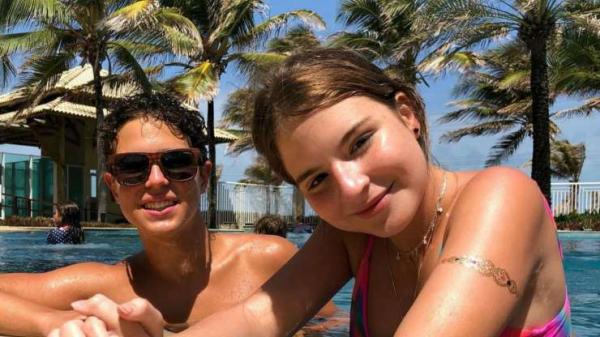 Sophia Valverde segue curtindo dias de lazer no Ceará ao lado de Igor Jansen. Após o ator pegar a atriz no colo e usar a hashtag 