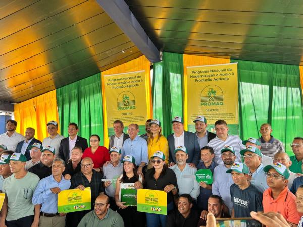 Superintendência de Agricultura e Seagro entregam tratores e retroescavadeiras para 35 municípios.(Imagem:Ascom Seagro)