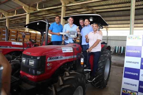 Ciro Nogueira entrega máquinas e equipamentos e beneficia população de 21 municípios(Imagem:Ascom)