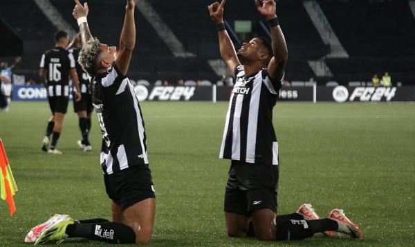 Atacante Júnior Santos (direita na foto) é o destaque com quatro gols.(Imagem:Vitor Silva/Botafogo/Direitos Reservados)