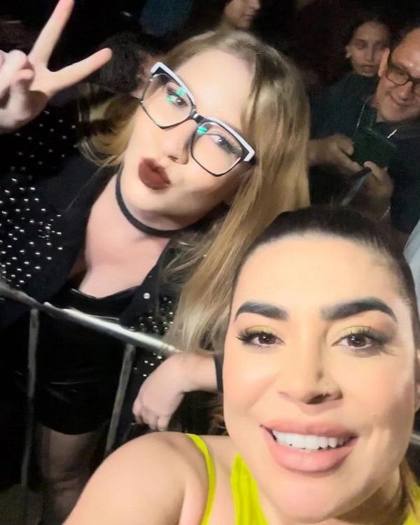 Sósia de Marília Mendonça com Naiara Azevedo em show.(Imagem:Instagram)