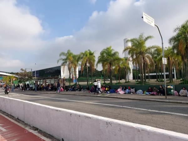 Fãs formam longas filas e dormem em calçada para comprar ingresso para show do Justin Bieber em SP(Imagem:Reprodução)