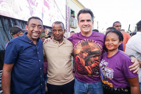 Ciro e Joel s&atilde;o cumprimentados pela popula&ccedil;&atilde;o durante a Prociss&atilde;o do Bom Jesus dos Passos em Oeiras.(Imagem:Ascom)