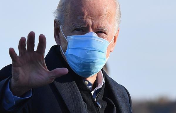 O candidato presidencial democrata Joe Biden acena enquanto entra em um avião para deixar Wilmington, no Delaware, nesta terça-feira (3).(Imagem:Angela Weiss/AFP)