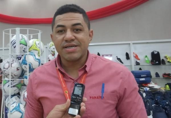 Jhoney Monteiro, o chefe do setor de calçados do Armazém Paraíba, em Floriano.(Imagem:FlorianoNews)