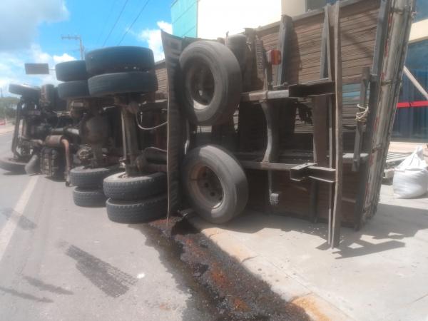 Caminhão carregado de cimento tomba em Floriano após perder o controle por falha nos freios(Imagem:FlorianoNews)