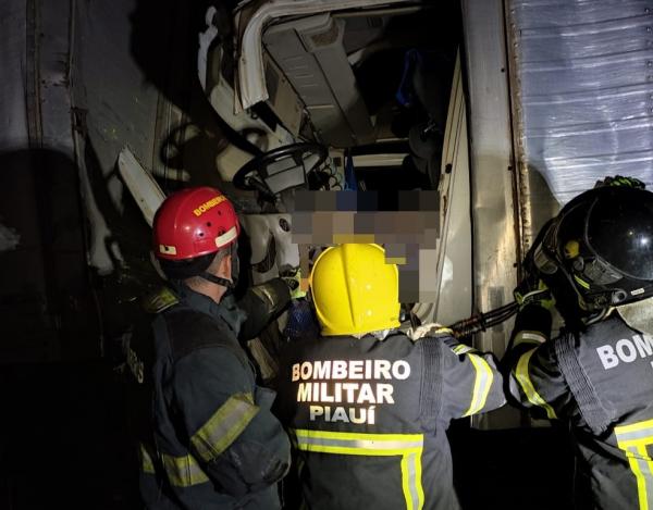 A cabine onde fica o motorista ficou danificada e José Mário ficou preso nas ferragens. Ele não resistiu aos ferimentos e morreu ainda no local. Os Bombeiros foram acionados para r(Imagem:Reprodução)