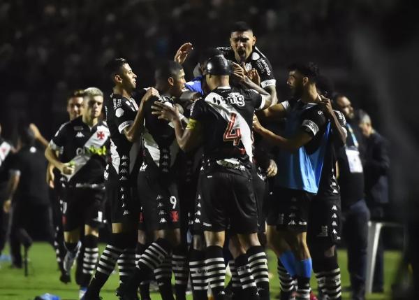 Jogadores do Vasco comemoram gol de Palacios.(Imagem:André Durão)