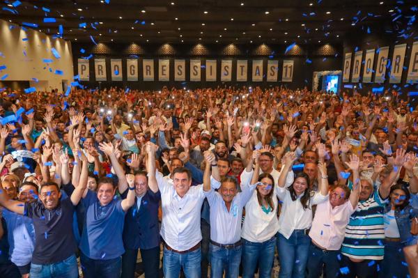 Solenidade com Ciro, Joel e Margarete, lan&ccedil;ando Dr Erivelto e Gil em Picos, re&uacute;ne multid&atilde;o.(Imagem:Ascom)