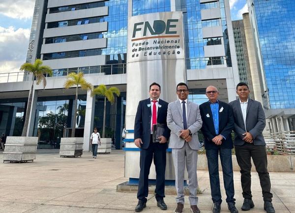 Deputado federal Dr. Francisco Costa visita o FNDE em busca de melhorias para Nazaré do Piauí.(Imagem:Reprodução/Instagram)