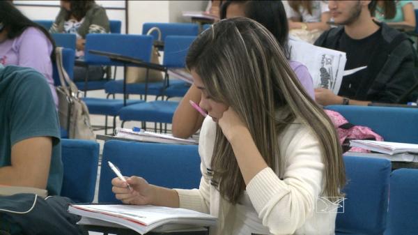 A estudante Maria Clara Bezerra já sentiu na pele os efeitos da ansiedade na hora do exame. A jovem já fez o Enem duas vezes e, em todas às vezes, o nervosismo esteve presente.  ?N(Imagem:Reprodução)