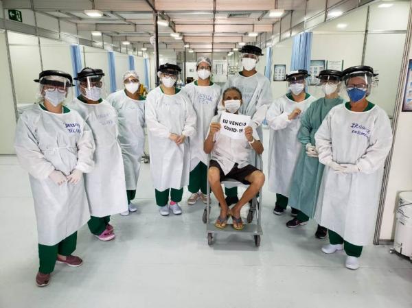 Idoso de 73 anos é a primeira alta do Hospital de Campanha do HUT(Imagem:Divulgação)