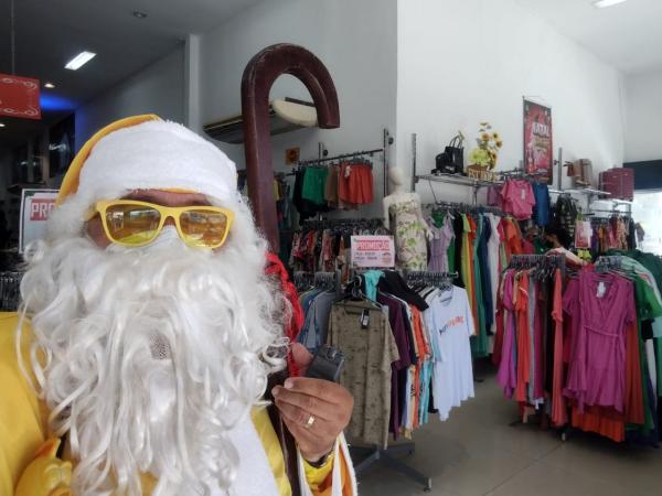 Repórter Amarelinho se veste de Papai Noel para manter viva a magia do Natal em Floriano.(Imagem:FlorianoNews)