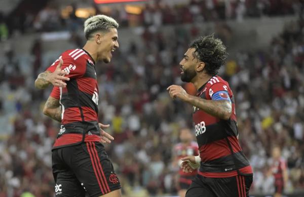 Pedro e Gabigol comemoram gol do Flamengo.(Imagem:André Durão/ge)