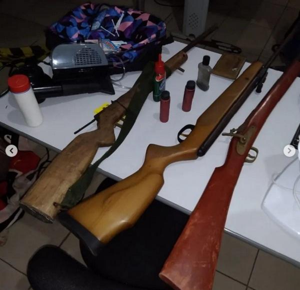 Polícia Militar de Floriano encontra armas e objetos em casa abandonada no bairro Tiberão.(Imagem:Reprodução/Instagram)