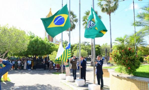 Ao presidente Marcony Alisson coube a honra de hastear a bandeira de Floriano.(Imagem:CMF)
