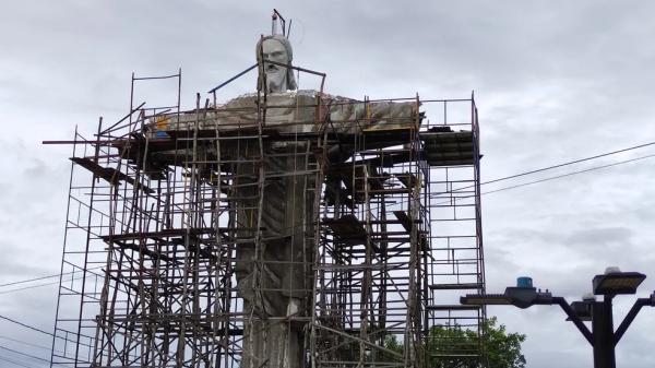 Prefeitura de Parnaíba, no litoral do Piauí, está construindo réplica do Cristo Redentor do Rio de Janeiro.(Imagem:Felipe Cruz/TV Clube)