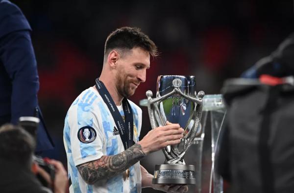 Messi com a taça da Finalíssima Intercontinental, após vitória da Argentina sobre a Itália: seu 38º título.(Imagem:Andy Rain/EFE)
