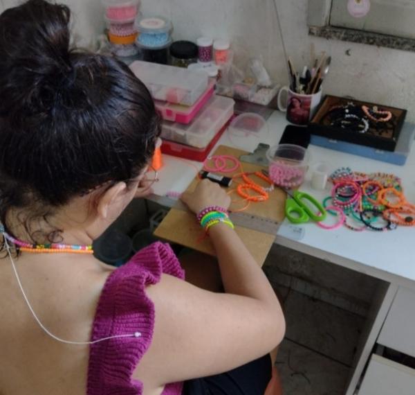 Maria Antônia fabrica pulseiras artesanais.(Imagem: Arquivo Pessoal)