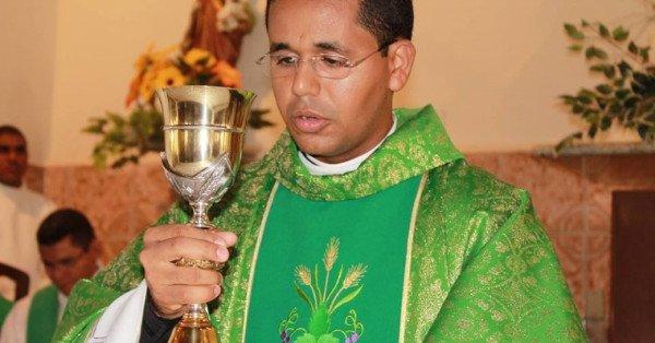 Padre que se relacionou com jovem é expulso da Diocese de Campo Maior(Imagem:Reprodução)