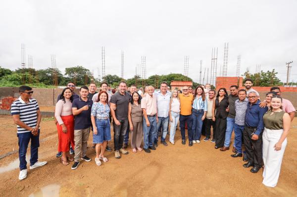 Ciro Nogueira visita Olho D&Aacute;gua do PI, entrega ve&iacute;culo para a sa&uacute;de e assegura R$ 1,5 em recursos.(Imagem:Ascom)