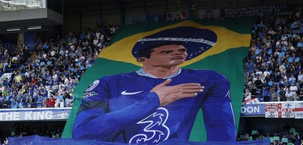 vTorcida do Chelsea faz homenagem para Thiago Silva em último jogo do zagueiro no clube.(Imagem:John Sibley/Reuters)