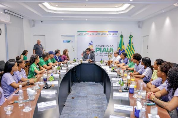 Rafael Fonteles recebe Seleção Feminina de Futebol do Piauí e reforça importância do incentivo ao esporte(Imagem: Gabriel Paulino)