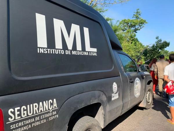 IML de Teresina removeu o corpo de motociclista.(Imagem:Laura Moura/g1 PI)