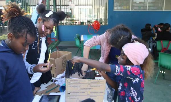 Crian&ccedil;as realizam projetos de ci&ecirc;ncias no p&aacute;tio da antiga Escola Municipal de Ensino Fundamental(Imagem:Rovena Rosa/Ag&ecirc;ncia Brasil)