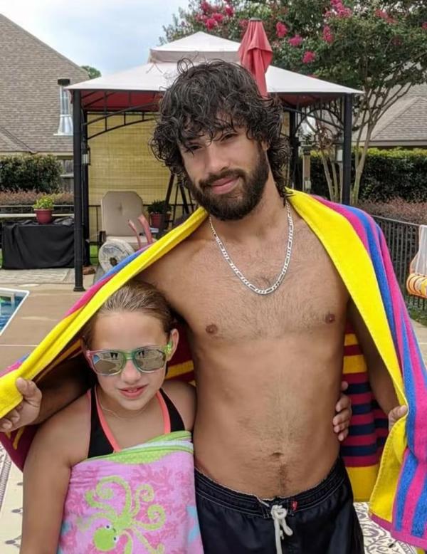 Dakota Posey, neto de Raul Seixas, com a filha.(Imagem: reprodução/ facebook)