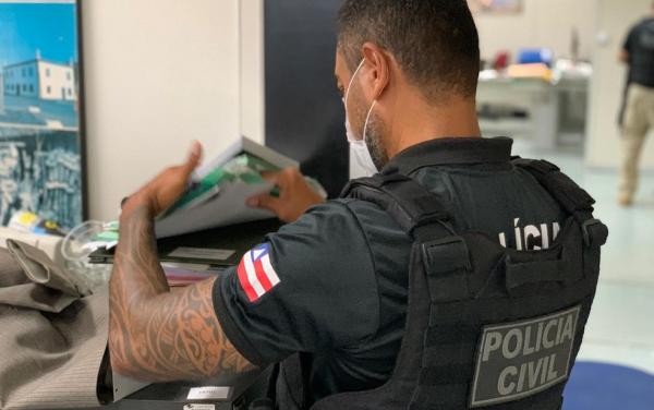 Policial Civil do Distrito Federal apreende documentos, durante operação, em imagem de arquivo.(Imagem:Divulgação/Polícia Civil)