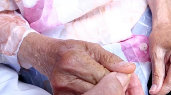 M&atilde;o de pessoa idosa, idoso, viol&ecirc;ncia, terceira idade.(Imagem:Reprodu&ccedil;&atilde;o/EPTV)