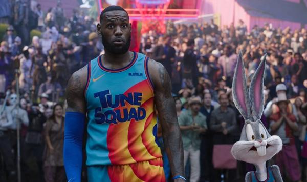 LeBron James e Pernalonga jogam juntos em Space Jam: Um novo legado(Imagem:Divulgação)