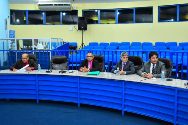 Vereadores de Floriano usam tribuna para parabenizar candidatos eleitos.(Imagem:CMF)