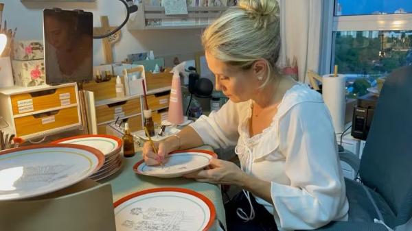 Médica Ana Claudia Ferreira pinta peças de porcelana com acabamento em ouro.(Imagem:Layza Mourão/ g1 PI)